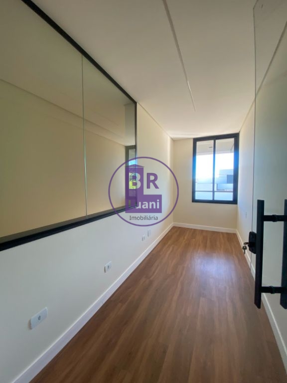 Sobrado em alto padrão com 4 dormitórios sendo 2 suítes e 2 demi-suite.