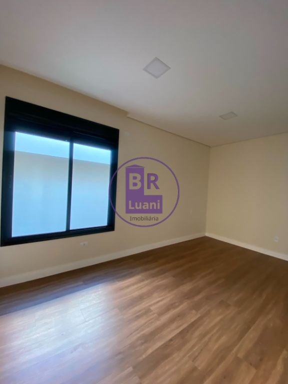 Sobrado em alto padrão com 4 dormitórios sendo 2 suítes e 2 demi-suite.
