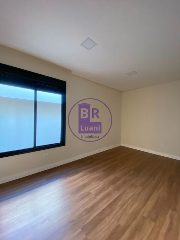 Sobrado em alto padrão com 4 dormitórios sendo 2 suítes e 2 demi-suite.