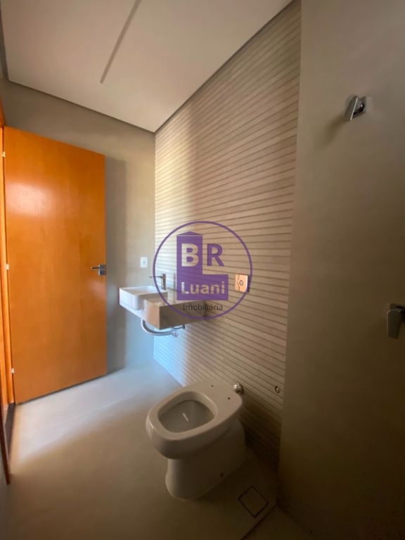 Sobrado em alto padrão com 4 dormitórios sendo 2 suítes e 2 demi-suite.