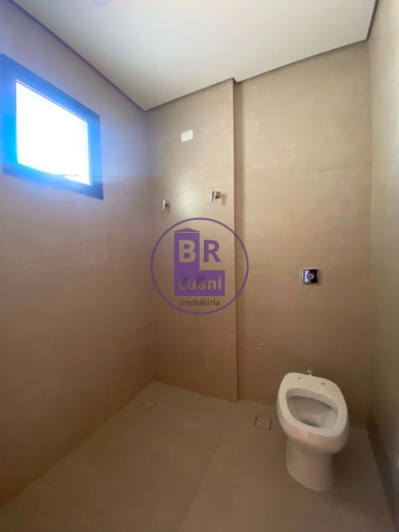 Sobrado em alto padrão com 4 dormitórios sendo 2 suítes e 2 demi-suite.