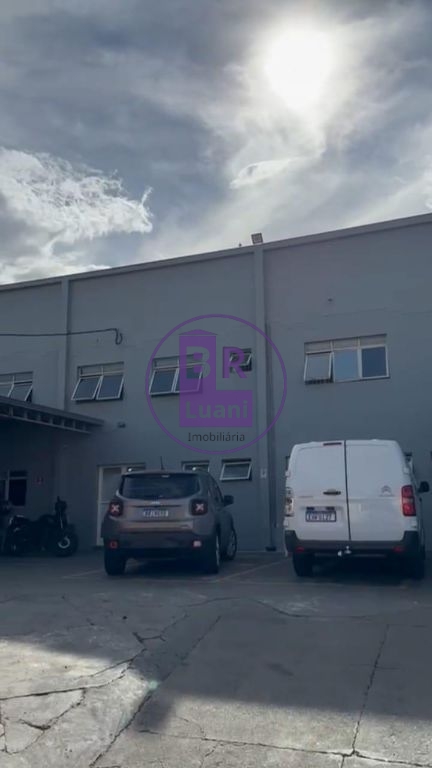 Galpão 980 m² sendo 800m² a.util 500m² mesanino pé-direito d