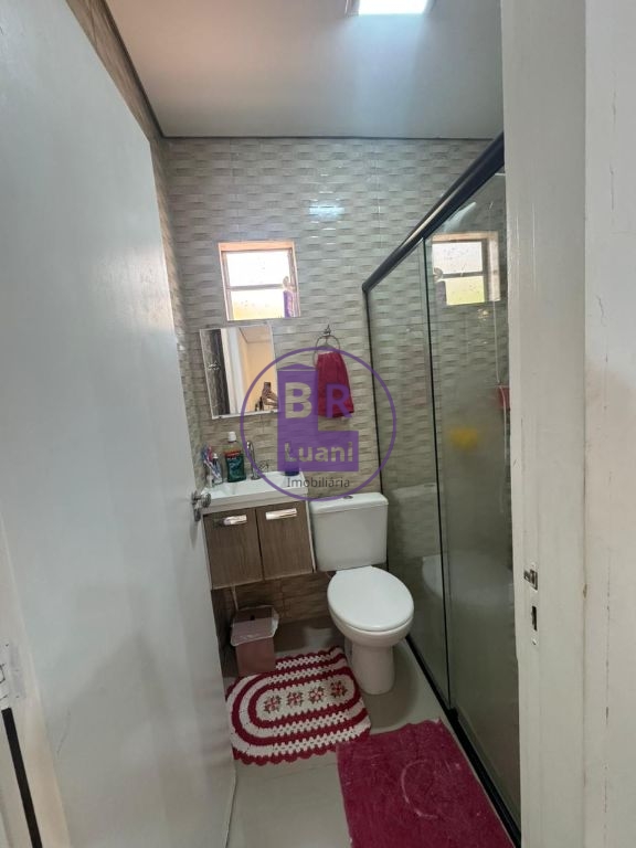 Casa à venda em condomínio fechado com 2 dormitorios sendo 1