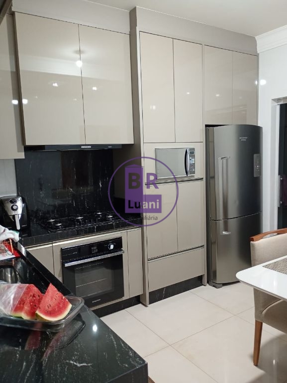 Lindo Sobrado no Jardim Colúmbia A: 3 Quartos (1 Suíte), Garagem para 3 Carros e Completo em Planejados - R$ 745.000,00