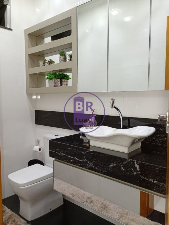 Lindo Sobrado no Jardim Colúmbia A: 3 Quartos (1 Suíte), Garagem para 3 Carros e Completo em Planejados - R$ 745.000,00