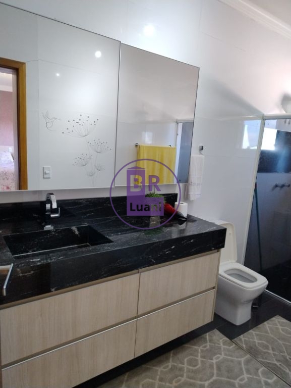 Lindo Sobrado no Jardim Colúmbia A: 3 Quartos (1 Suíte), Garagem para 3 Carros e Completo em Planejados - R$ 745.000,00