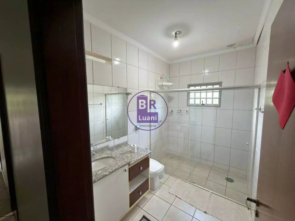 Chácara à Venda com 2 Suítes, Piscina e Área Gourmet, em Condomínio Fechado