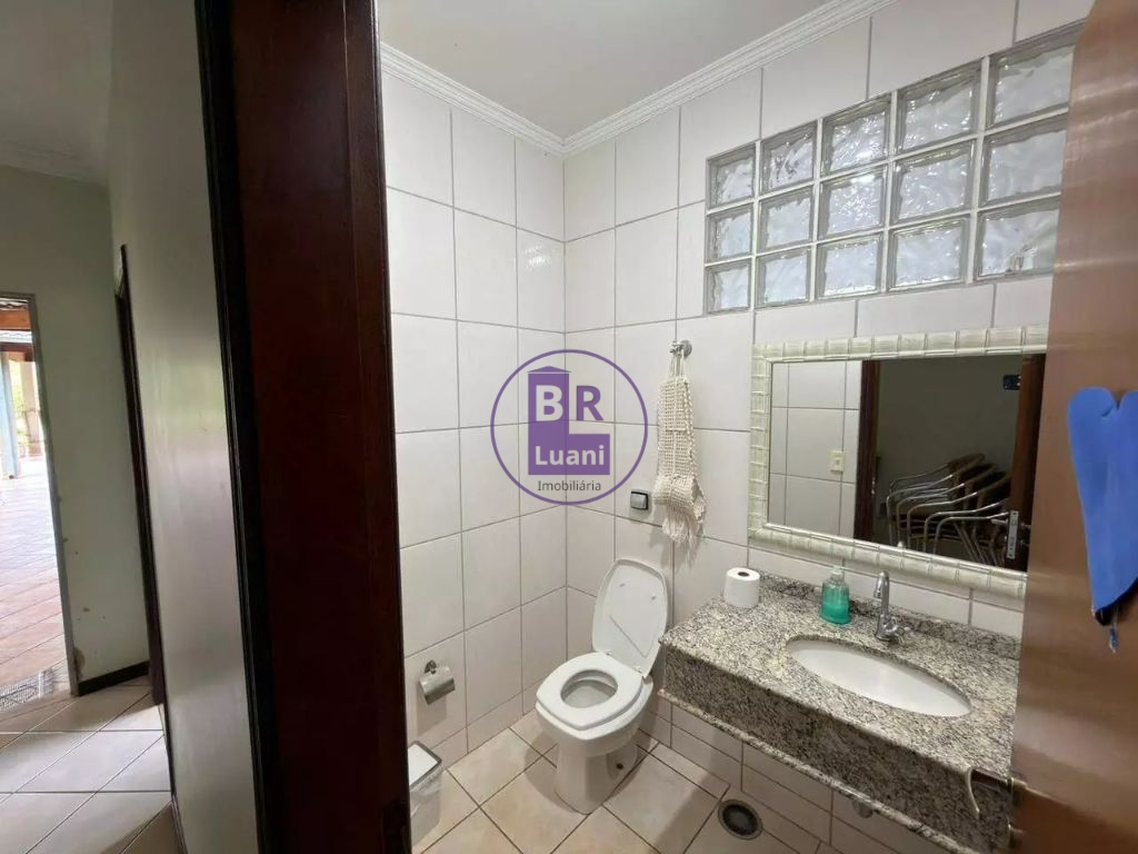 Chácara à Venda com 2 Suítes, Piscina e Área Gourmet, em Condomínio Fechado