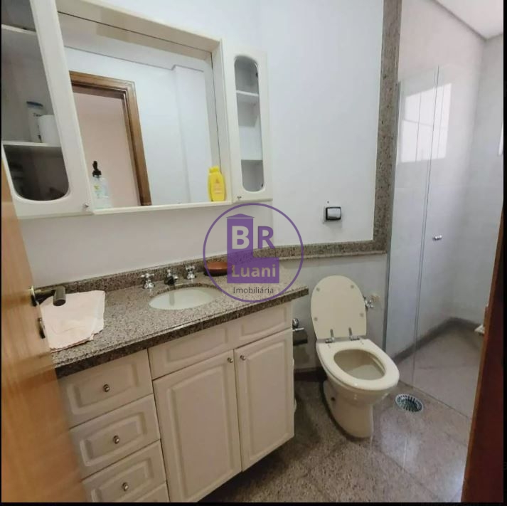 Apartamento à venda com 4 dormitórios sendo 3 suítes e 2 vagas de garagem no Edifício solar do Pioneiros.