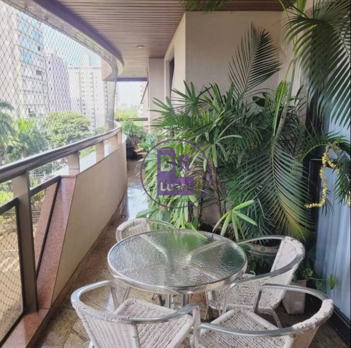 Apartamento à venda com 4 dormitórios sendo 3 suítes e 2 vagas de garagem no Edifício solar do Pioneiros.