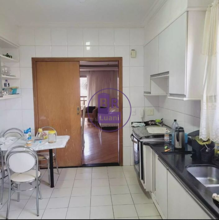 Apartamento à venda com 4 dormitórios sendo 3 suítes e 2 vagas de garagem no Edifício solar do Pioneiros.