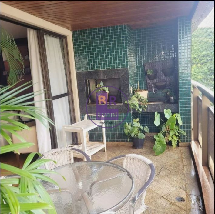Apartamento à venda com 4 dormitórios sendo 3 suítes e 2 vagas de garagem no Edifício solar do Pioneiros.