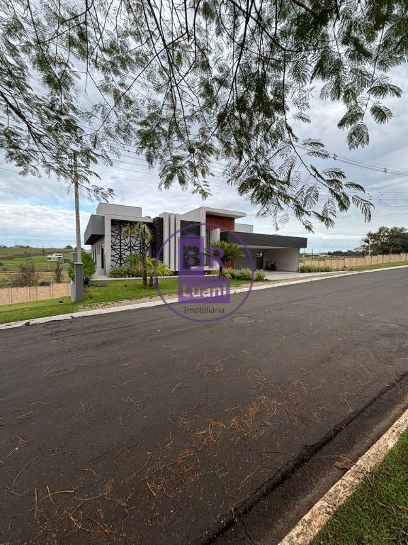 Terreno à venda no condomínio fechado com 728m²