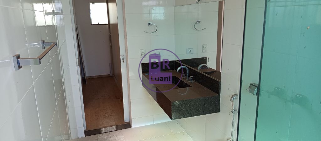 Linda Casa Alto Padrão no Jardim Tucanos 4 suítes 410m2 útil Fundos com Pomar