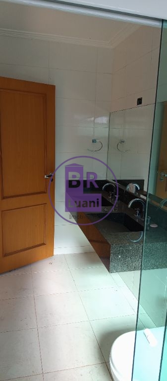 Linda Casa Alto Padrão no Jardim Tucanos 4 suítes 410m2 útil Fundos com Pomar