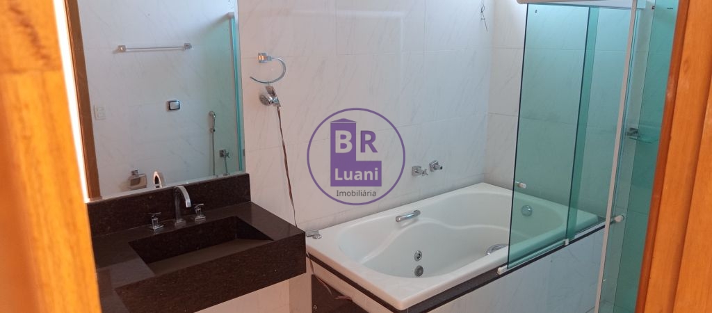 Linda Casa Alto Padrão no Jardim Tucanos 4 suítes 410m2 útil Fundos com Pomar