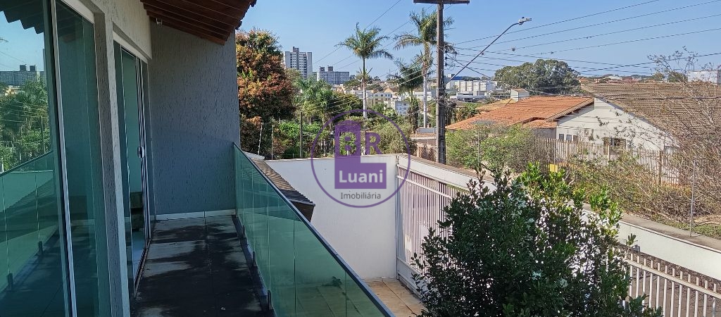 Linda Casa Alto Padrão no Jardim Tucanos 4 suítes 410m2 útil Fundos com Pomar