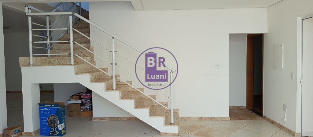Linda Casa Alto Padrão no Jardim Tucanos 4 suítes 410m2 útil Fundos com Pomar