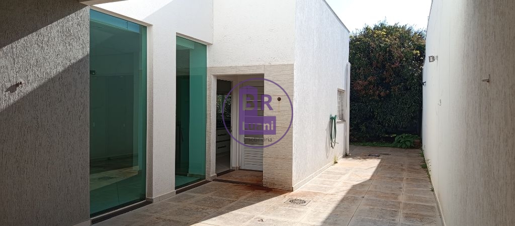 Linda Casa Alto Padrão no Jardim Tucanos 4 suítes 410m2 útil Fundos com Pomar
