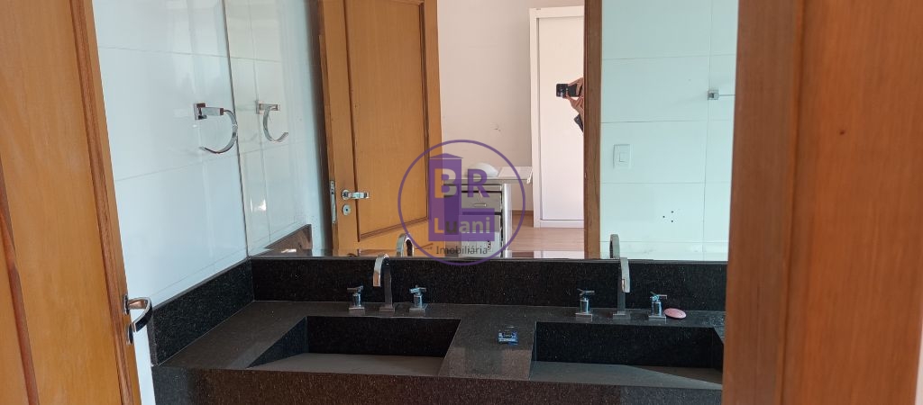 Linda Casa Alto Padrão no Jardim Tucanos 4 suítes 410m2 útil Fundos com Pomar