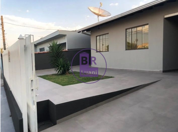 Casa a venda no jardim Bandeirantes 3 quartos sendo 1 suíte 135m² útil 300m² Total
