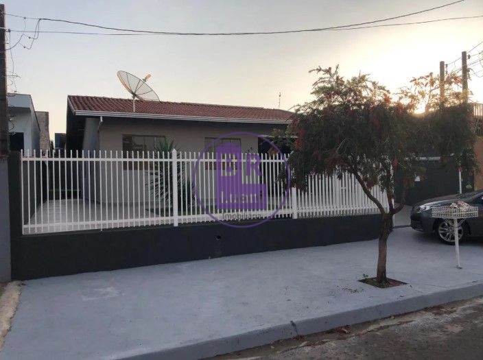 Casa a venda no jardim Bandeirantes 3 quartos sendo 1 suíte 135m² útil 300m² Total