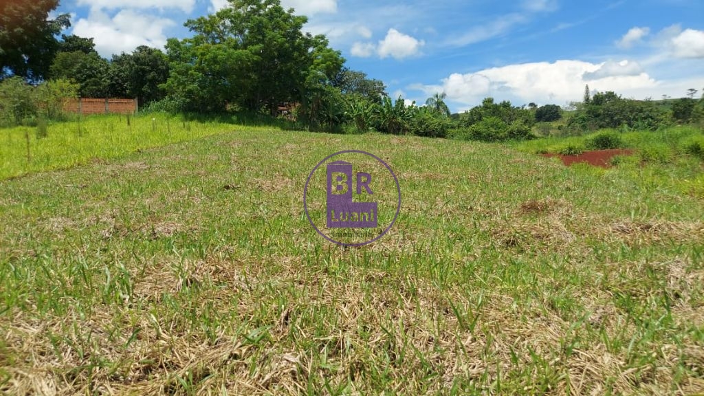 Terreno à venda em condomínio de chácaras.