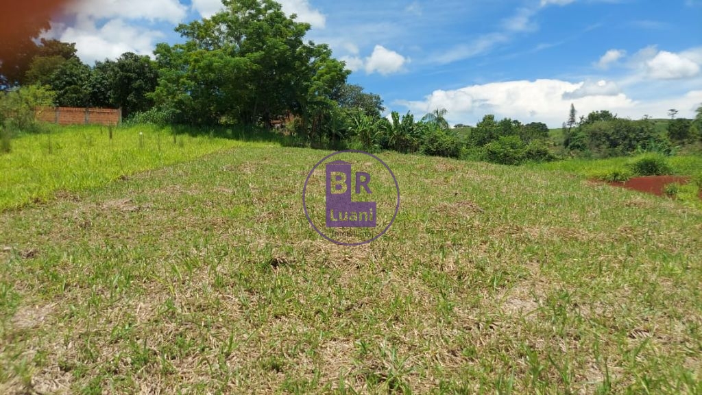 Terreno à venda em condomínio de chácaras.