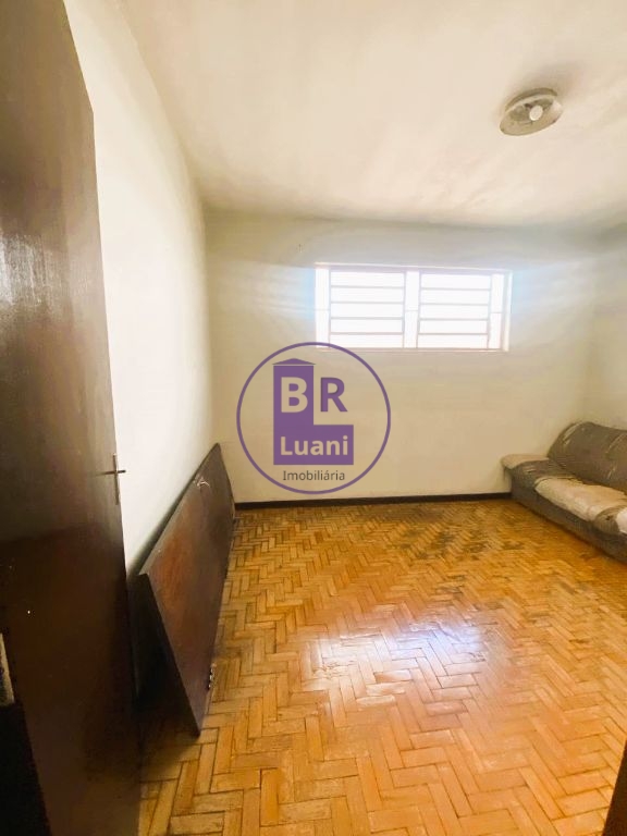 Casa térrea à venda com 12 quitinetes no fundo.