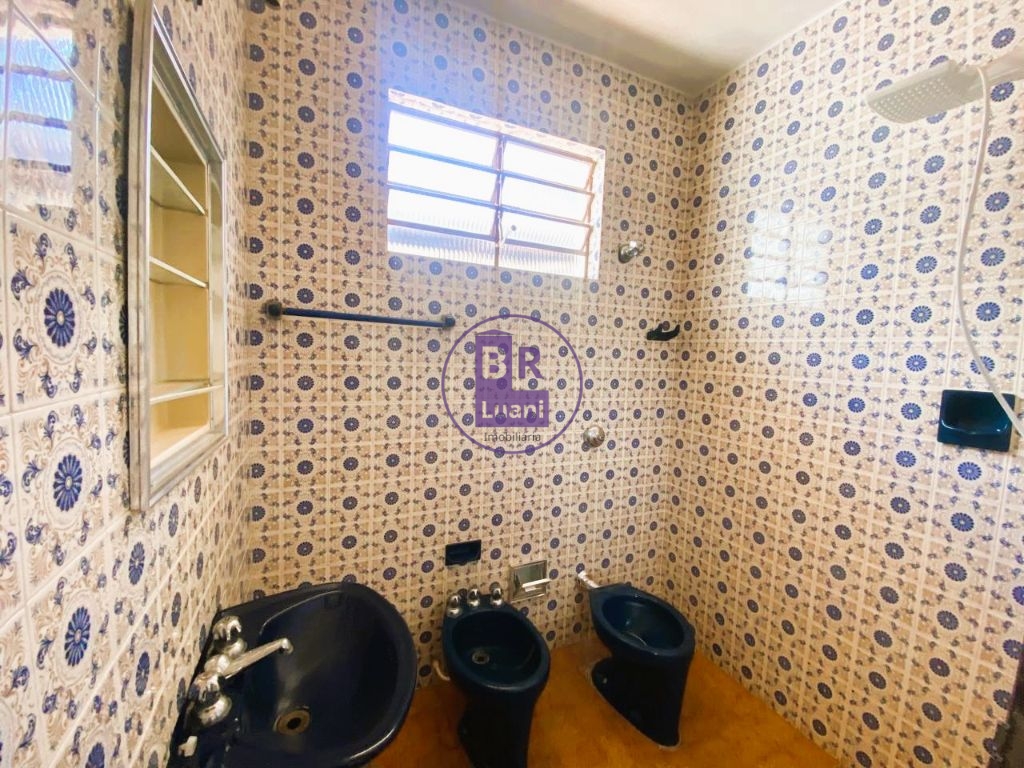 Casa térrea à venda com 12 quitinetes no fundo.
