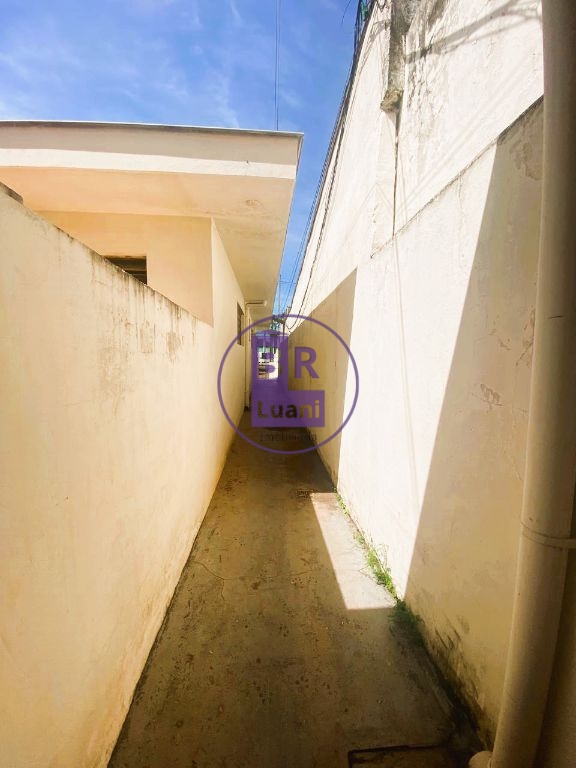Casa térrea à venda com 12 quitinetes no fundo.