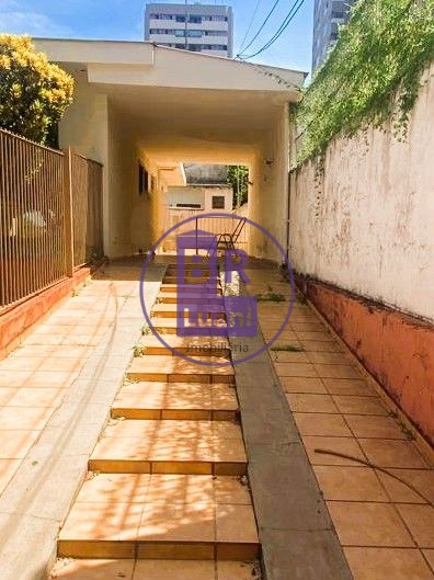 Casa térrea à venda com 12 quitinetes no fundo.