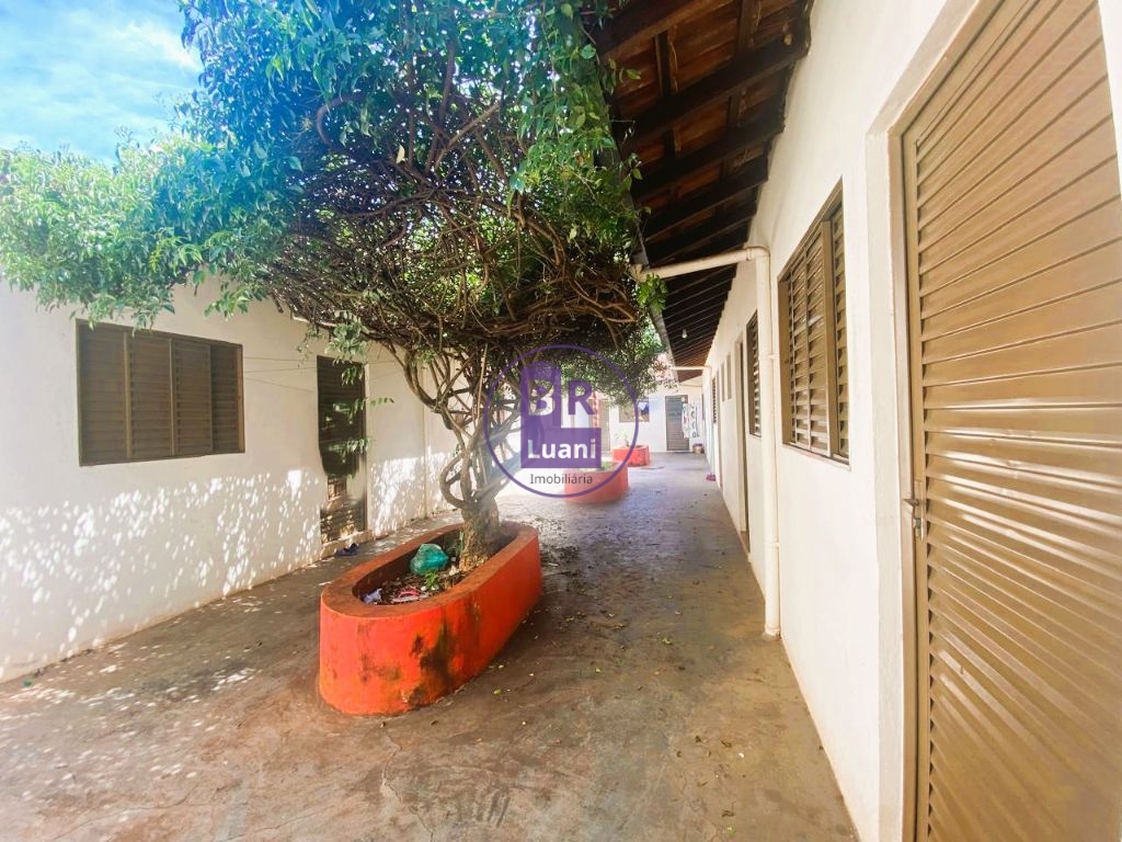 Casa térrea à venda com 12 quitinetes no fundo.
