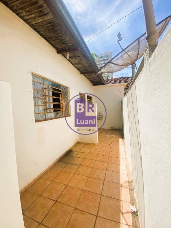 Casa térrea à venda com 12 quitinetes no fundo.