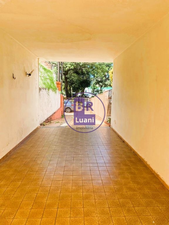 Casa térrea à venda com 12 quitinetes no fundo.