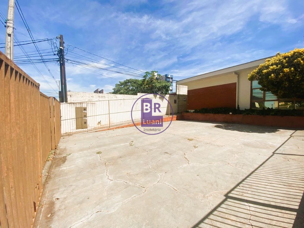 Casa térrea à venda com 12 quitinetes no fundo.