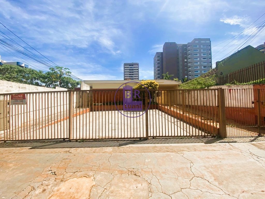 Casa térrea à venda com 12 quitinetes no fundo.
