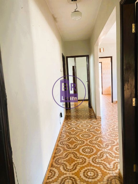 Casa térrea à venda com 12 quitinetes no fundo.