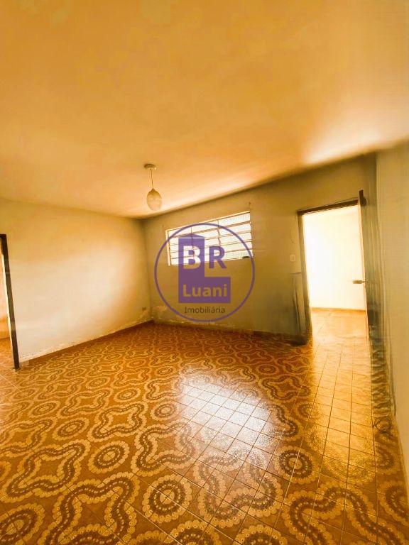 Casa térrea à venda com 12 quitinetes no fundo.