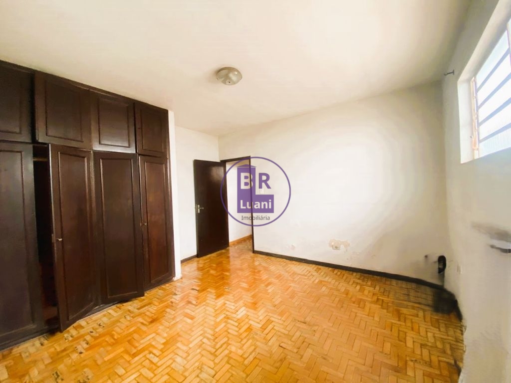 Casa térrea à venda com 12 quitinetes no fundo.