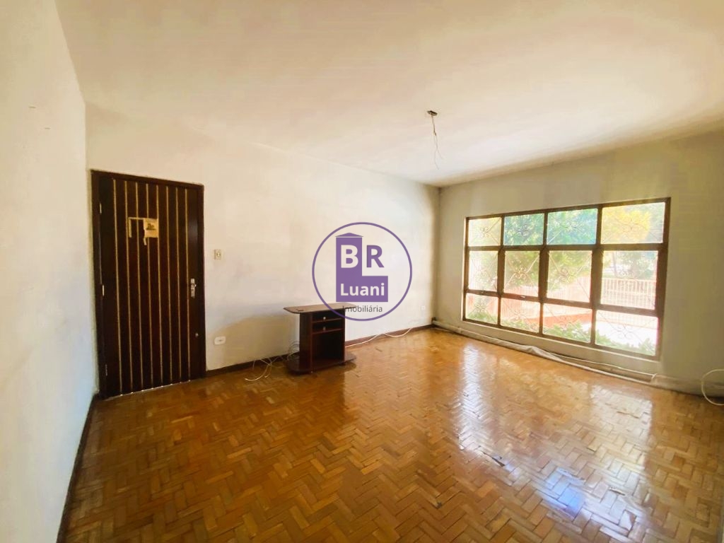 Casa térrea à venda com 12 quitinetes no fundo.