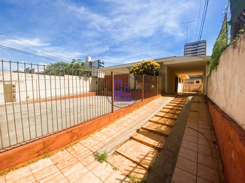 Casa térrea à venda com 12 quitinetes no fundo.
