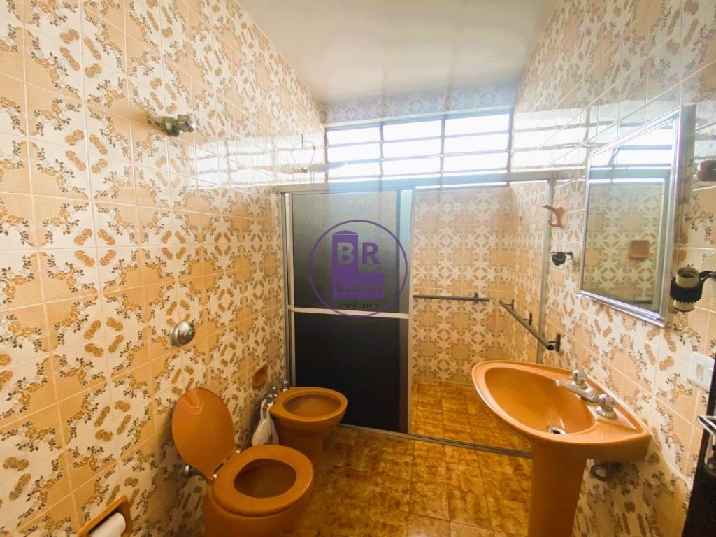 Casa térrea à venda com 12 quitinetes no fundo.