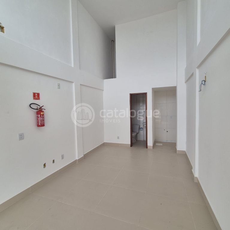 Alugo 9 salas comerciaide 24 e 18 m2 com banheiro e espaço pra cozinha