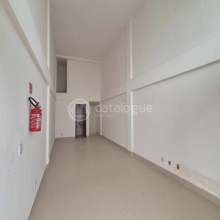Alugo 9 salas comerciaide 24 e 18 m2 com banheiro e espaço pra cozinha