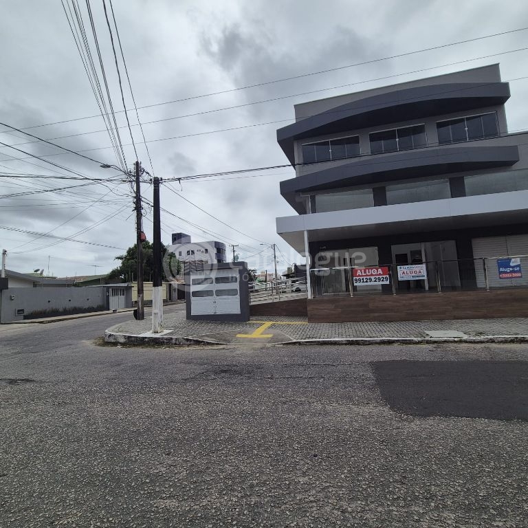 Alugo 9 salas comerciaide 24 e 18 m2 com banheiro e espaço pra cozinha