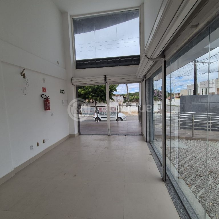 Alugo 9 salas comerciaide 24 e 18 m2 com banheiro e espaço pra cozinha
