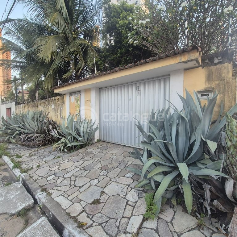 Venda de uma casa em alagamra17 x 30 com 4 suítes, sala para