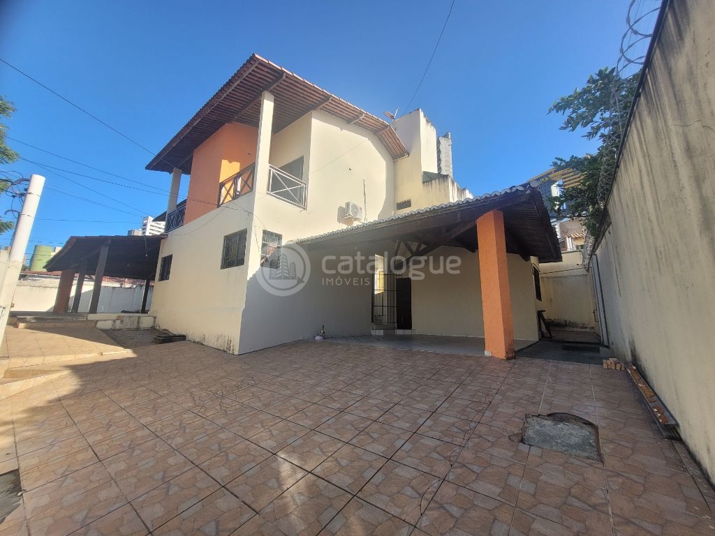 Casa à Venda Ampla, Moderna e Completa em Ponta negra