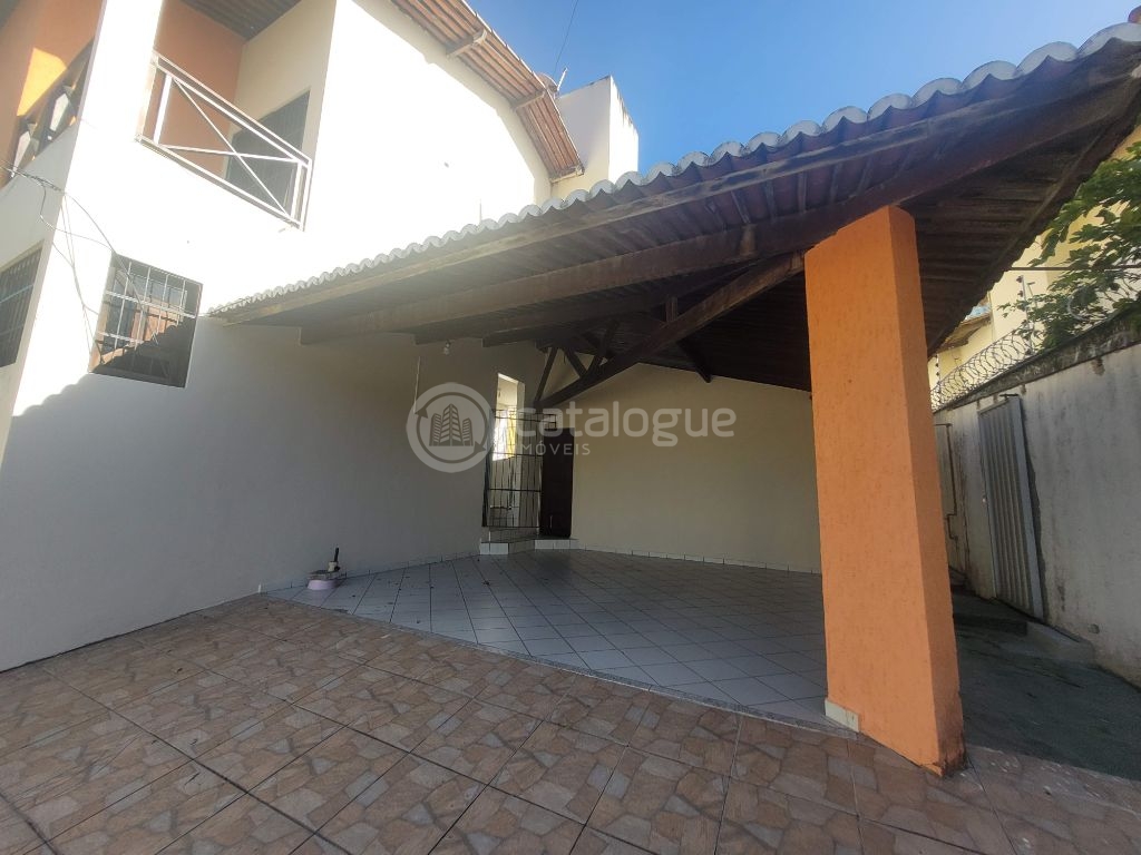 Casa à Venda Ampla, Moderna e Completa em Ponta negra